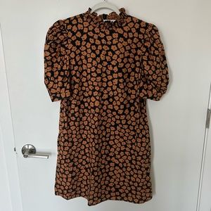 Print dress with puffy sleeves & button detail